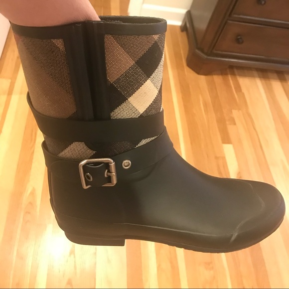 Burberry rain boots size 10US/40EU - worn once! - Picture 1 of 7